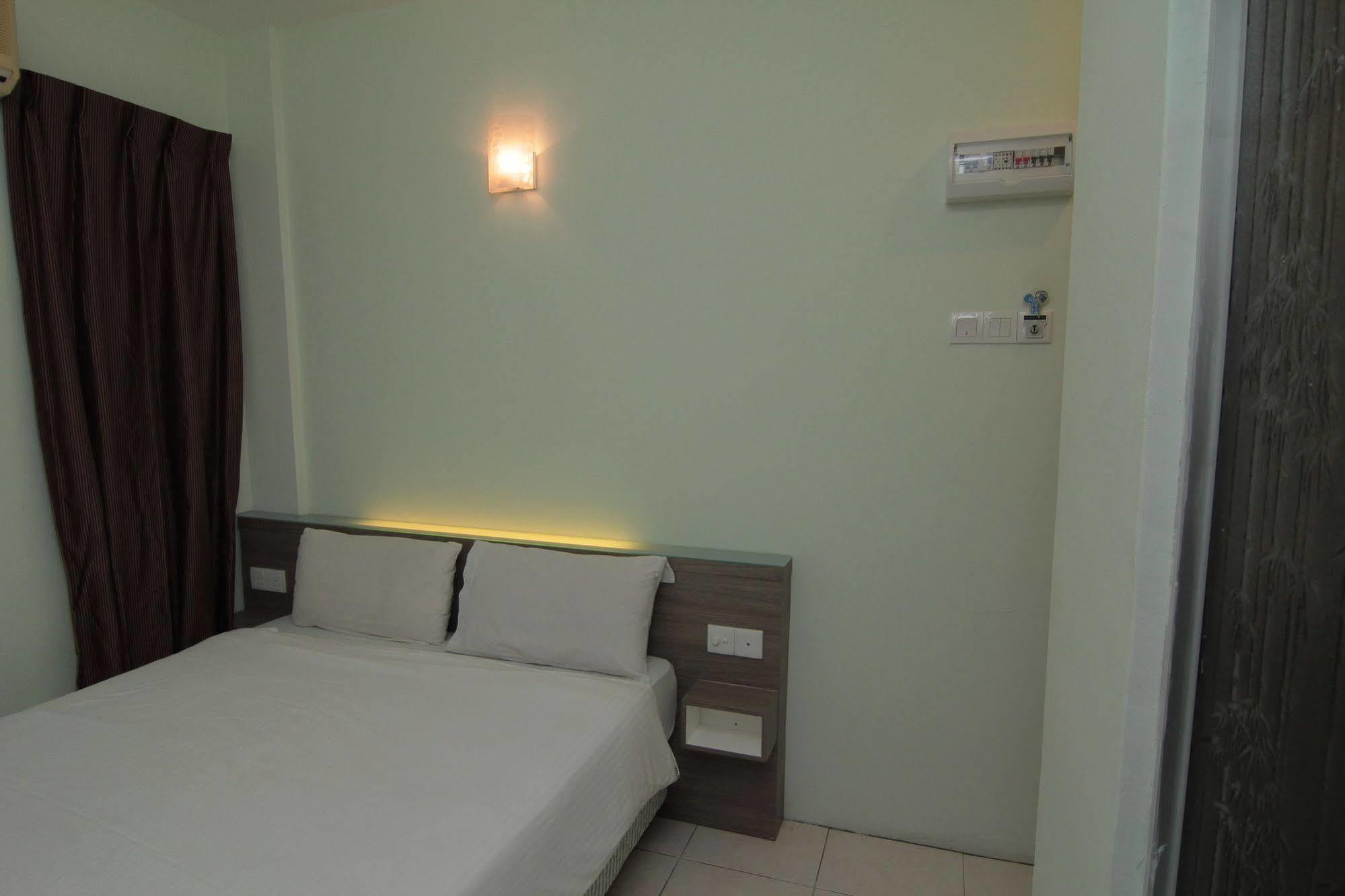 Qish Hotel Malacca Екстер'єр фото
